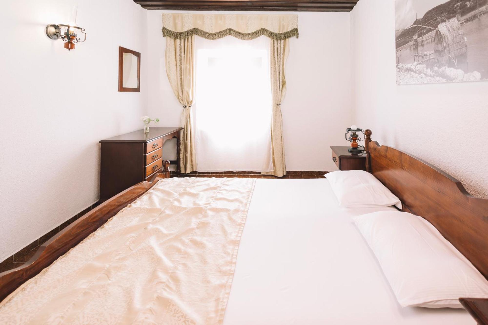 Kulla E Balshajve Hotel Ulcinj Exterior photo